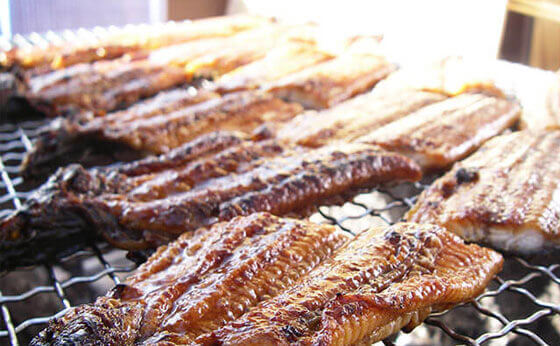 船内にて炭火で焼き上げる四万十川の鰻